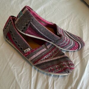 Pink multicolored women’s Tom’s